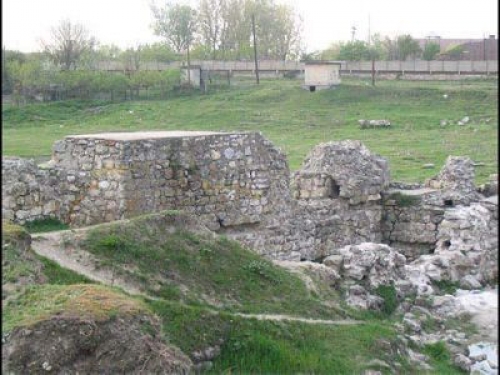 Ruinele cetatii medievale poza